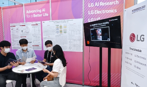 LG전자가 이달 18일부터 22일까지 인천 송도컨벤시아에서 열리는 인터스피치 2022(Interspeech 2022)에 참가해 인공지능 음성처리와 관련한 논문을 발표한다. LG전자 연구원이 LG부스를 방문한 관람객에게 새로운 음성인식 AI 기술을 소개하고 있다.