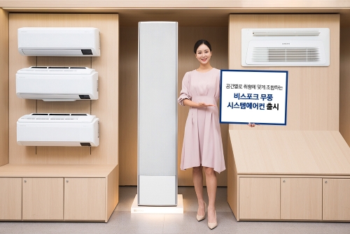 삼성전자 모델이 삼성 디지털프라자 삼성대치본점에서 '비스포크 무풍 시스템에어컨' 제품을 소개하고 있다.