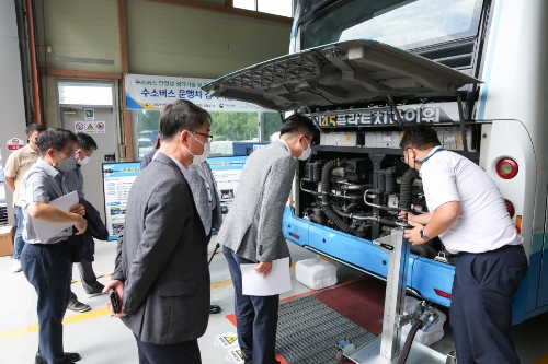 9월 14일(수) 창원검사소에서 한국교통안전공단 관계자가 ‘수소버스 운행차 검사기술 및 장비개발 시연회’를 진행하고 있다.
