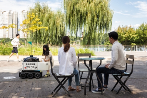 실내외 배달로봇 딜리 드라이브가 경기도 수원 광교호수공원에서 음료를 배달하고 있다. / 사진제공=배민