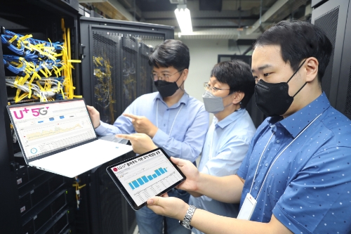LG유플러스 직원들이 5G UPF 장비를 살펴보고 있는 모습.