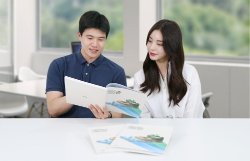 모델이 KCC 지속가능성보고서를 읽고 있다