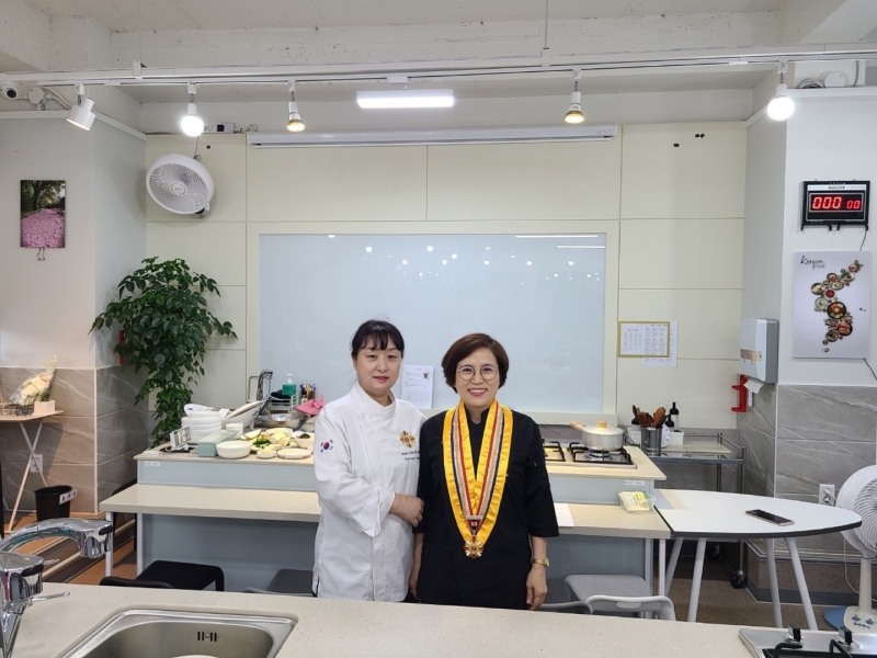 사진설명: 백현영 원장(좌) 박해숙 중식 원패스 합격자(우)