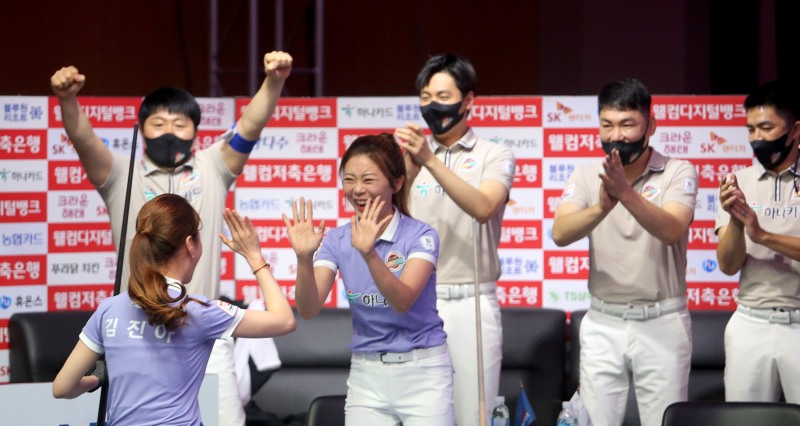 승리에 환호하는 하나카드 멤버들(사진=PBA)