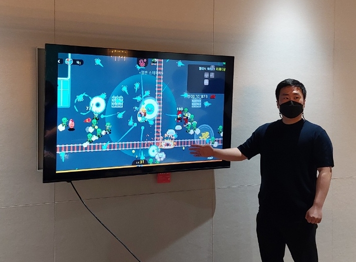 잇섬스튜디오 이재훈 실장이 '언더토피아'를 시연하고 있다.