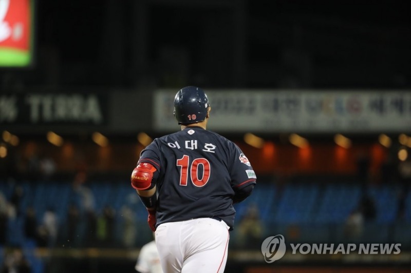 (대전=연합뉴스) 20일 대전 한화생명 이글스파크에서 열린 프로야구 한화와 롯데의 경기. 9회 초 1사 만루에서 롯데 이대호가 홈런을 치고 1루를 거쳐 2루로 향하고 있다.