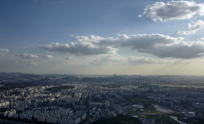 가을 날씨를 보인 지난 20일 오후 서울 하늘이 맑은 모습을 보이고 있다.