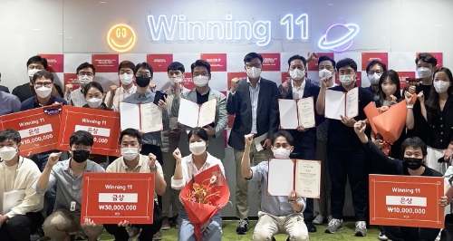 11번가가 구성원 참여형 포상제도 ‘Winning11’을 통해 상반기 탁월한 성과와 새로운 도전, 혁신을 통해 사업 성장에 기여한 9개 사례를 선정하고, 총 1억1,000만원의 상금을 수여했다. 지난 20일 서울 중구 11번가 사옥에서 열린 시상식에서 수상팀이 기념사진을 찍고 있다.  