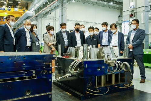 사진은 지난 2일 삼성전자 광주캠퍼스에서 열린 '2022년 스마트공장 킥오프 행사'에 참석한 중소기업 대표와 관계자들이 정밀금형센터를 둘러보는 모습 /사진제공=삼성전자