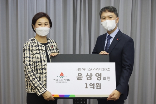 서울사랑의열매 신혜영 사무처장(좌)과 첫눈애안과 윤삼영 대표원장(우)이 기념촬영 하는 모습