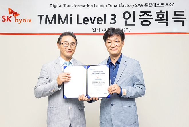 SK하이닉스는 TMMi 레벨 3 인증을 최종 승인받고 인증서 전달식을 가졌다고 21일 밝혔다. 사진은 STA테스팅컨설팅 권원일 대표(왼쪽)와 SK하이닉스 DT개발운영 이창수 담당이 인증서 전달식 후 기념촬영을 하는 모습. (사진 = SK하이닉스 제공)