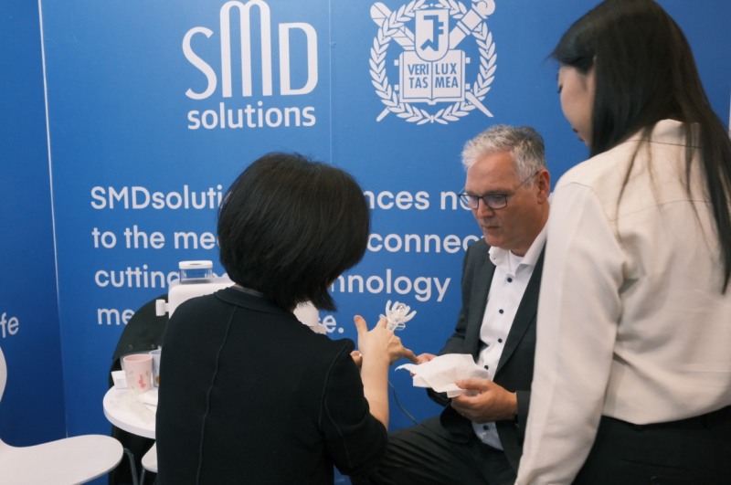 에스엠디솔루션이 독일에서 열린 ‘REHECARE 2022’에 참석, 참관객에게 ‘코모랄’을 설명하고 있다.