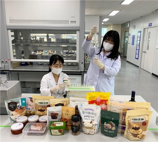 유통식품 검사 모습 (사진제공 = 광주광역시)