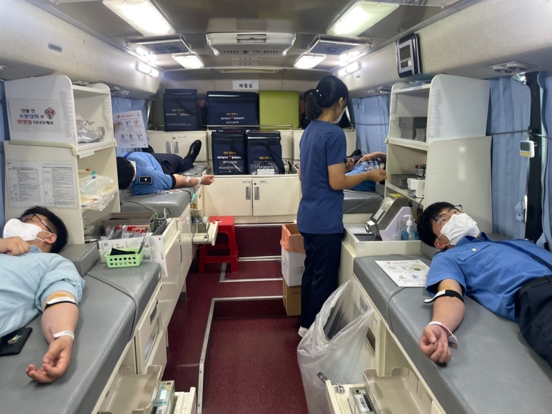 완도해경이 제69주년 해양경찰의 날 기념을 맞아 헌혈을 하고 있다 (사진제공 = 완도해양경찰서)