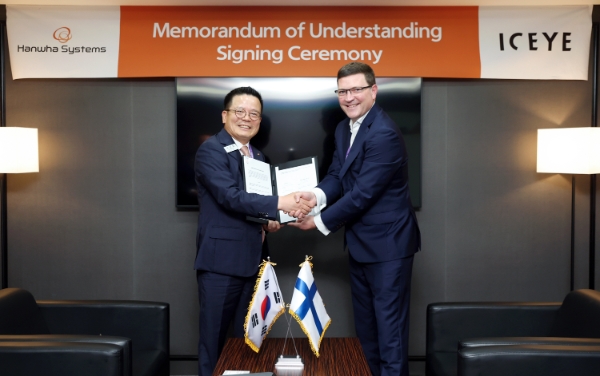 한화시스템이 21일 '대한민국방위산업전 2022(DX KOREA 2022)'에서 글로벌 위성 선도기업인 핀란드 아이스아이(ICEYE)와 '초소형 위성 분야 공동사업 추진을 위한 양해각서(MOU)'를 체결했다. 양사는 ▲초소형 SAR 위성사업 및 관련 서비스 ▲해외시장 진출 부문에서 협력을 모색한다. 사진은 어성철 한화시스템 대표이사(사진 왼쪽)와 스티브 영 아이스아이(ICEYE) 사장 모습.