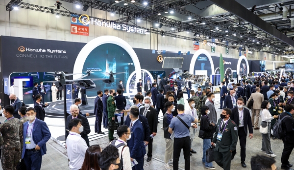 한화시스템 '대한민국방위산업전 2022(DX KOREA 2022)' 전시 현장. 한화시스템은 DX KOREA 2022에서 지상∙공중 및 우주의 모든 플랫폼간 초연결∙초지능∙초융합 통합 솔루션을 제시하며 첨단 방산을 이끌 미래 기술을 제시했다. 한화시스템·㈜한화·한화디펜스 등 한화 방산 3사는 참가 기업 중 최대 규모의 통합 전시관을 마련하고, AI·로봇·레이저 등 미래 기술을 접목한 차세대 무기체계를 대거 선보였다.