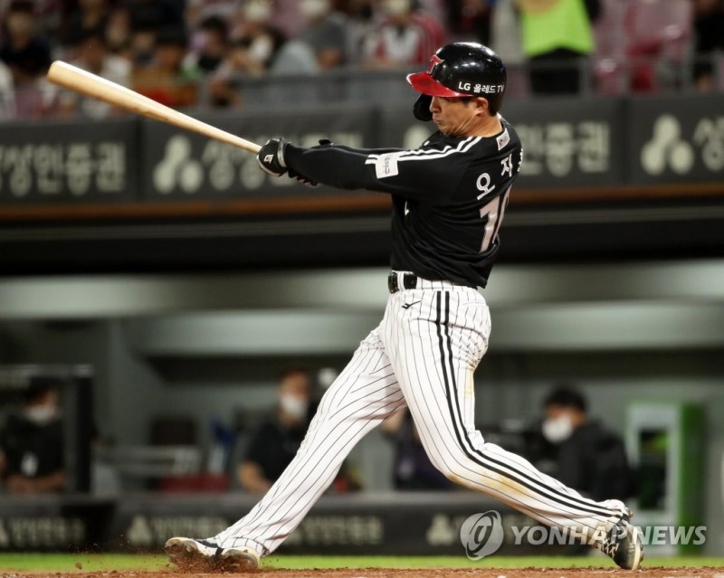 (광주=연합뉴스) 21일 광주기아챔피언스필드에서 열린 프로야구 2022 KBO리그 LG 트윈스와 KIA 타이거즈의 경기에서 LG 오지환이 5회초 2사 1루에서 우월 투런홈런을 때리고 있다.