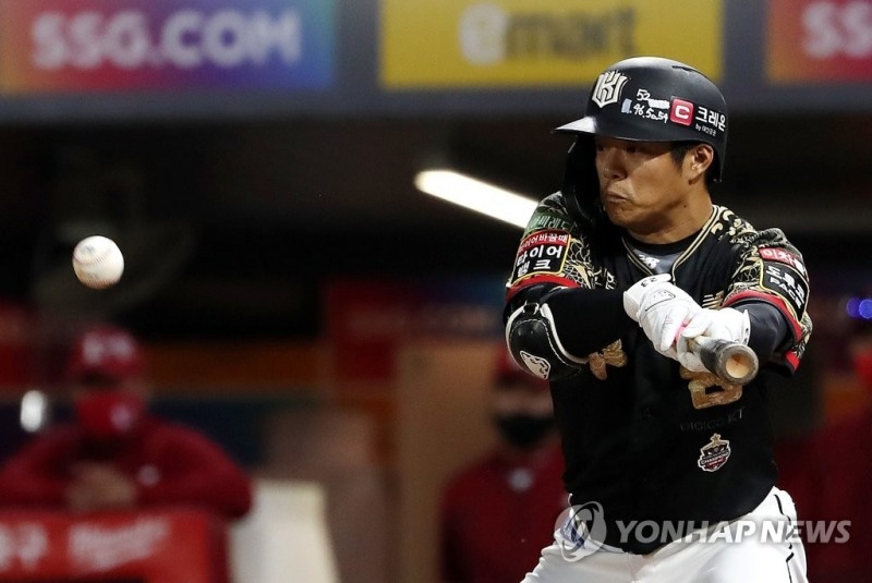 (인천=연합뉴스) 21일 인천 SSG 랜더스필드에서 열린 프로야구 SSG 랜더스와 kt wiz의 경기. 9회초 kt 공격 1사 1·3루 상황에서 조용호가 기습적으로 번트를 시도하고 있다. 3루 주자 권동진은 홈인. 1루 주자 심우준은 2루까지 진루.