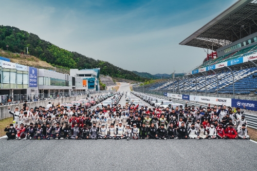 올해 5월 ‘현대 N 페스티벌’ 1라운드에 참가한 드라이버들이 기념 촬영하고 있는 모습
