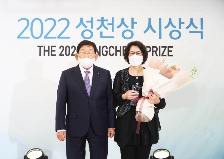 JW그룹의 공익재단인 중외학술복지재단은 21일 JW그룹 본사에서 제10회 성천상 시상식을 개최했다. 이종호 중외학술복지재단 이사장(JW그룹 명예회장)과 수상자인 최영아 서울시립서북병원 진료협력센터장이 기념촬영을 하고 있다.