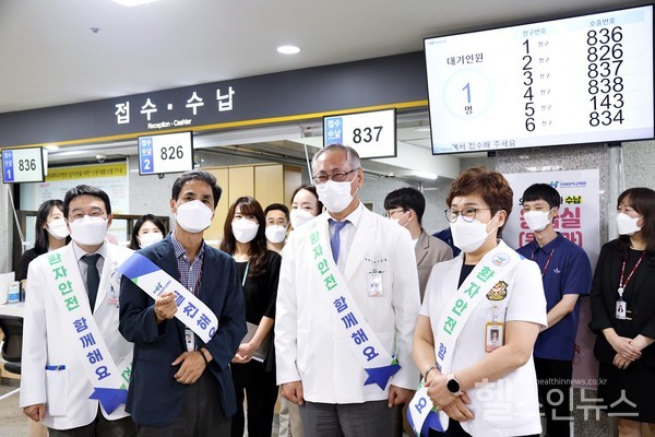 강원대병원,‘환자안전의날’행사에참여한남동우원장(가운데)와임직원들