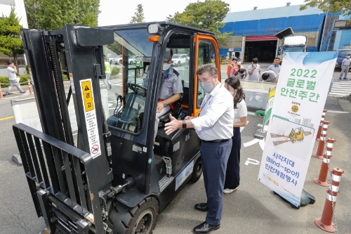 GM 한국사업장이 19일부터 시작된 GM의 '글로벌 안전 주간(Global Safety Week)' 캠페인의 일환으로 일주일 간 전사 안전 캠페인을 진행하고 있다. 사진은, GM 한국사업장 최고안전책임자 웨인 오브라이언 부사장이 지게차 체험 행사에 참석해 직원들에게 안전에 대해 설명하고 있는 모습.
