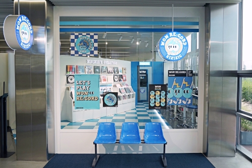 우리은행(은행장 이원덕)이 지난 17일 무신사 테라스 홍대에 신설한 우리은행X무신사 혁신점포 ‘WON RE:CORD’의 메인포토존 및 점포 전경으로 기존 은행 점포와 전혀 다른 컨셉의 팝업 스토어 점포이다.