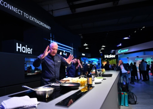 한 직원이 지난 2일 독일 베를린에서 개최된 국제가전박람회(IFA)에서 중국 가전업체 하이얼(海爾)의 주방가전 제품을 시연하고 있다. /사진=신화통신