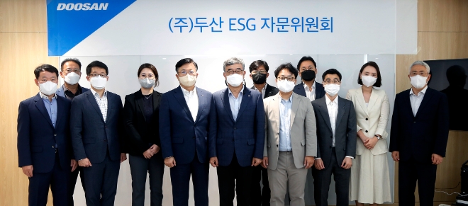 22일 서울 동대문 두산타워에서 ‘제1차 ㈜두산 ESG 자문위원회’가 개최됐다. ㈜두산 문홍성 사장(왼쪽 다섯째)을 비롯해 안완기 ESG자문위원장(왼쪽 여섯째), 자문위원 및 임직원들이 위촉식을 마치고 기념촬영을 하고 있는 모습. (사진 = 두산 제공)