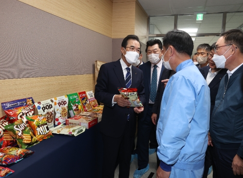 22일 경남 밀양시 소재 오리온농협(주) 본사에서 열린 쌀 가공산업 활성화 간담회 참석 후 이성희 농협중앙회장(왼쪽 첫번째)과 농협 임직원들은 주요 쌀 가공품을 살펴보고 있다.