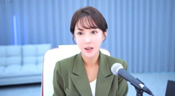 사진=인터넷 방송을 하고 있는 슈/출처=플렉스 TV