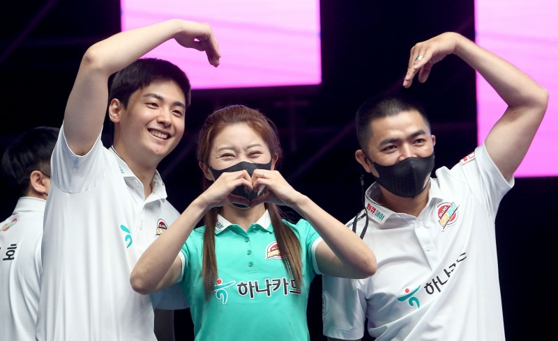 1, 2라운드 전체 1위 하나의 3인방. 왼쪽부터 신정주, 김가영, 꾸억 응우옌(사진=PBA)