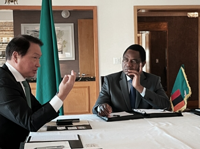 최태원 SK그룹 회장이 지난 20일 미국 뉴욕에서 하카인데 히칠레마 잠비아 대통령과 만나 사업협력 방안을 논의했다. (사진 = SK그룹 제공)