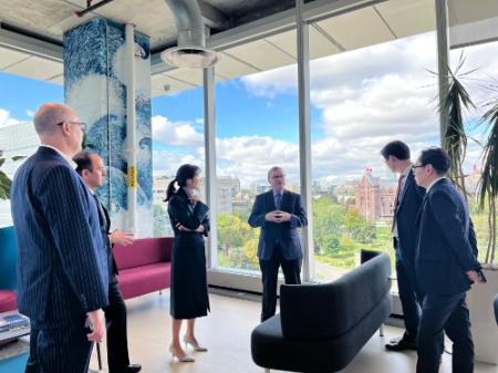 KT 전략기획실장 김채희 전무(좌측부터 세번째)와 벡터 연구소 CEO 가스 깁슨(Garth Gibson) (좌측부터 네번째)이 22일(현지 기준) 캐나다 토론토에 위치한 벡터 연구소에서 파트너십 체결 후 양사 관계자들과 함께 스탠딩 미팅을 하고 있는 모습