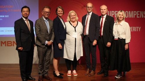 서울 신라호텔에서 주한북유럽대사관 공동 주최로 열린 노르딕 토크 코리아 행사에서 왼쪽부터 고려대학교 이재승 교수(고려대 국제대학 장 모네 석좌교수), 뻬까 메쪼 주한핀란드대사, 안네 카리 한센 우빈드 주한노르웨이대사, 키르시 테르호 인피니티드 파이버(Infinited Fiber) 주요 고객 관리자, 다니엘 볼벤 주한스웨덴대사, 아이너 옌센 주한덴마크대사, 페닐레 베흐 블록스허브(BLOXHUB) 과학연구부장이 기념사진을 찍고 있다. 이날 행사는 세계지식포럼 가운데 순환 경제를 위한 북유럽의 혁신을 주제로 개최됐다