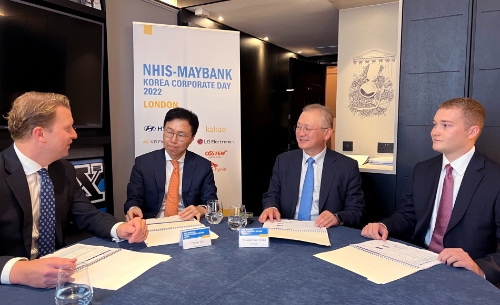 NH투자증권 정영채 사장(오른쪽 두번째)이 9월 21일과 22일 영국 런던의 안다즈 호텔에서 개최된 ‘NHIS-Maybank Korea Corporate Day 2022’에 참석해 현지 기관투자자들과 IR미팅을 하고 있다.