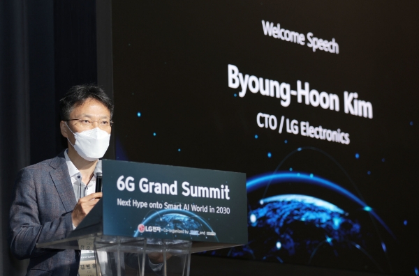 LG전자가 글로벌 산/학/연 6G 전문가를 한자리에 모아 다가오는 6G 시대 주도권 선점에 박차를 가한다. 23일 서울 강서구 마곡동에 위치한 LG사이언스파크에서 한국과학기술원(KAIST), 한국표준과학원(KRISS)과 공동으로 ‘6G 그랜드 서밋(6G Grand Summit)’을 개최, 6G 기술 현황을 공유하고 방향성을 논의했다. 이날 환영사에서 LG전자 CTO 김병훈 부사장은 “6G는 모빌리티, 메타버스, 산업 IoT 등 LG전자 미래사업을 위한 핵심 기술”이라며 “이번 행사를 비롯, 국내외 6G 연구개발 주체들과 지속 교류해 LG전자는 물론, 대한민국이 6G 기술 연구개발의 구심점이 될 수 있도록 노력할 것”이라고 강조했다.