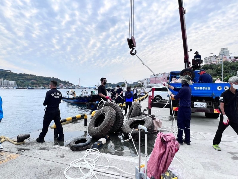 여수시 종화동 해양공원 앞 해상 수중에서 건져 올린 해양쓰레기를 수거하고 있다 (사진제공 = 여수해양경찰서)