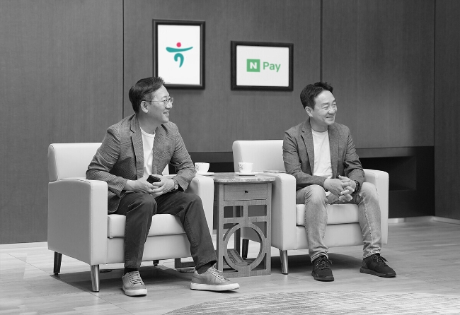 하나은행은 지난 23일 하나은행 을지로 본점에서 네이버파이낸셜과 「혁신적 금융서비스 제공」을 위한 업무협약을 체결했다고 밝혔다.협약식에 참석하기 전 티미팅 자리에서 박성호 하나은행장(사진 왼쪽)과 박상진 네이버파이낸셜 대표(사진 오른쪽)가 실무 임직원의 의견을 경청하고 있다.