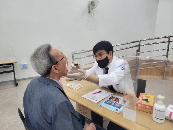 구강검진 진행 모습.