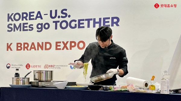 지난 20일(화)부터 21일(수) 양일간 미국 뉴욕에서 진행된 '대한민국 브랜드 엑스포' 에서 최현석 셰프가 K-쿠킹쇼를 선보이고 있는 모습.