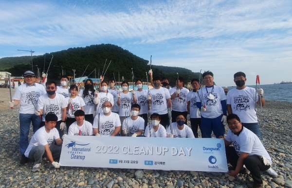 23일 부산시 영도구 감지해변에서 진행된 ‘국제 해안 클린업데이’ 행사에서 동원산업 직원들이 기념 사진 촬영을 하고 있다