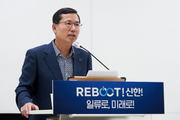 신한카드는 임영진 사장 포함 전 임원이 참석한 가운데 '2022년 하반기 임원 전략워크샵'을 '서울대 글로벌 공학 교육센터'에서 개최했다고 25일 밝혔다. 임영진 신한카드 사장은 이날 전략워크샵에서 금융업과 다양한 산업 전반에 흐르는 거친 물살과 그에 따른 전략적 길목을 ‘선견, 선제, 선도’하여 ’22년을 잘 마무리하고, 다가오는 2023년에 닥쳐올 위기 상황을 성공적으로 극복하자고 당부했다.