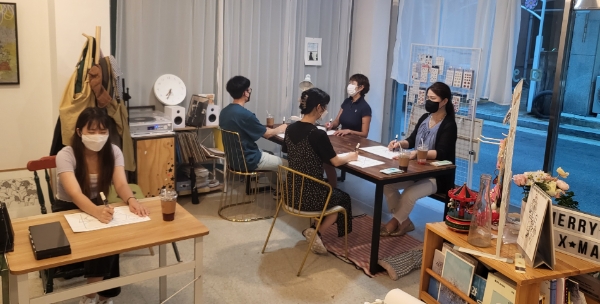 ‘그림슈퍼’에서 진행된 ‘마음돌봄 미술시간’ 활동 모습