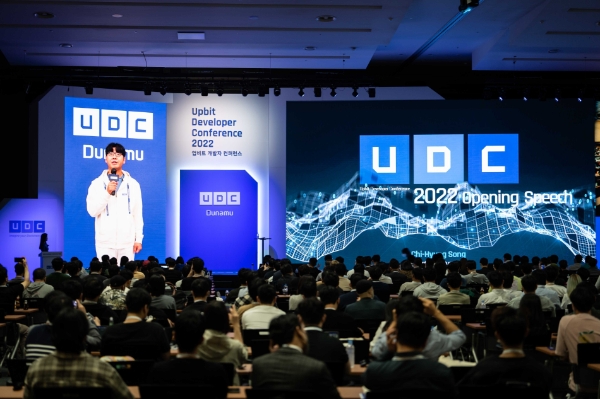 22일 부산 동구 부산항국제전시컨벤션센터(BPEX)에서 열린 'UDC 2022' 1일차 오프닝 스테이지 발표자로 나선 송치형 두나무 회장 모습.