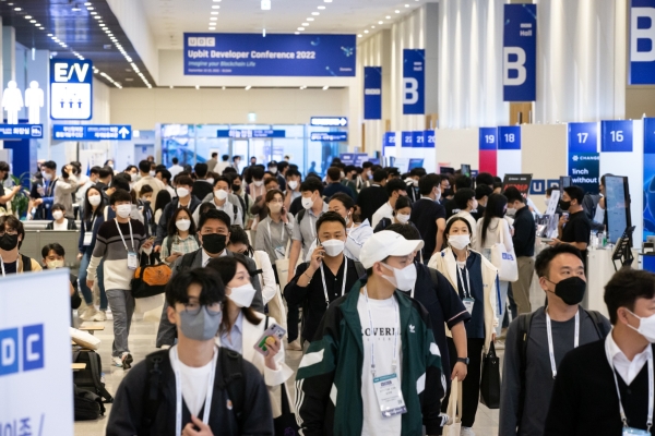 지난 23일 부산 동구 부산항국제전시컨벤션센터(BPEX)에서 열린 'UDC 2022' 전시공간을 둘러보고 있는 참가자들 모습.