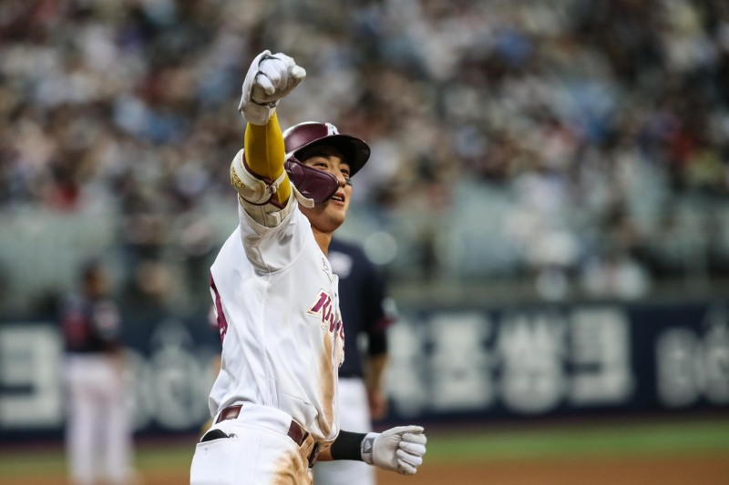 프로 6년차 24살의 이정후가 2022 KBO 리그 타자 부문 타이틀을 휩쓸 전망이다. 강력한 MVP 후보다.