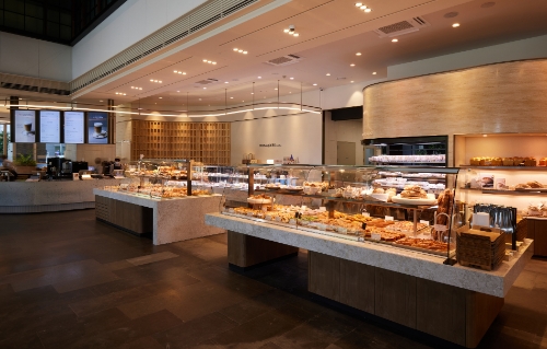 11년 만에 새단장한 뚜레쥬르 플래그십 스토어 '제일제당센터점' 내부. 따뜻하고 친근한 분위기 속 '친환경' 요소를 담은 공간 경험을 강화했다.