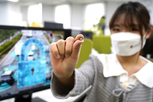 PQC PUF-eSIM을 LG유플러스 직원이 손에 쥐고 있는 모습.