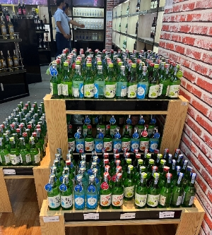 베트남 윈마트(Win Mart)에 참이슬, 진로 등이 진열돼 있다.